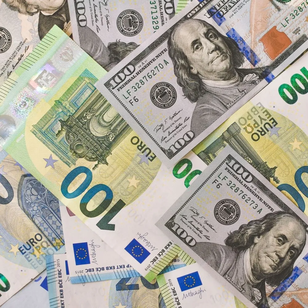 groene honderd euro en dollar biljetten