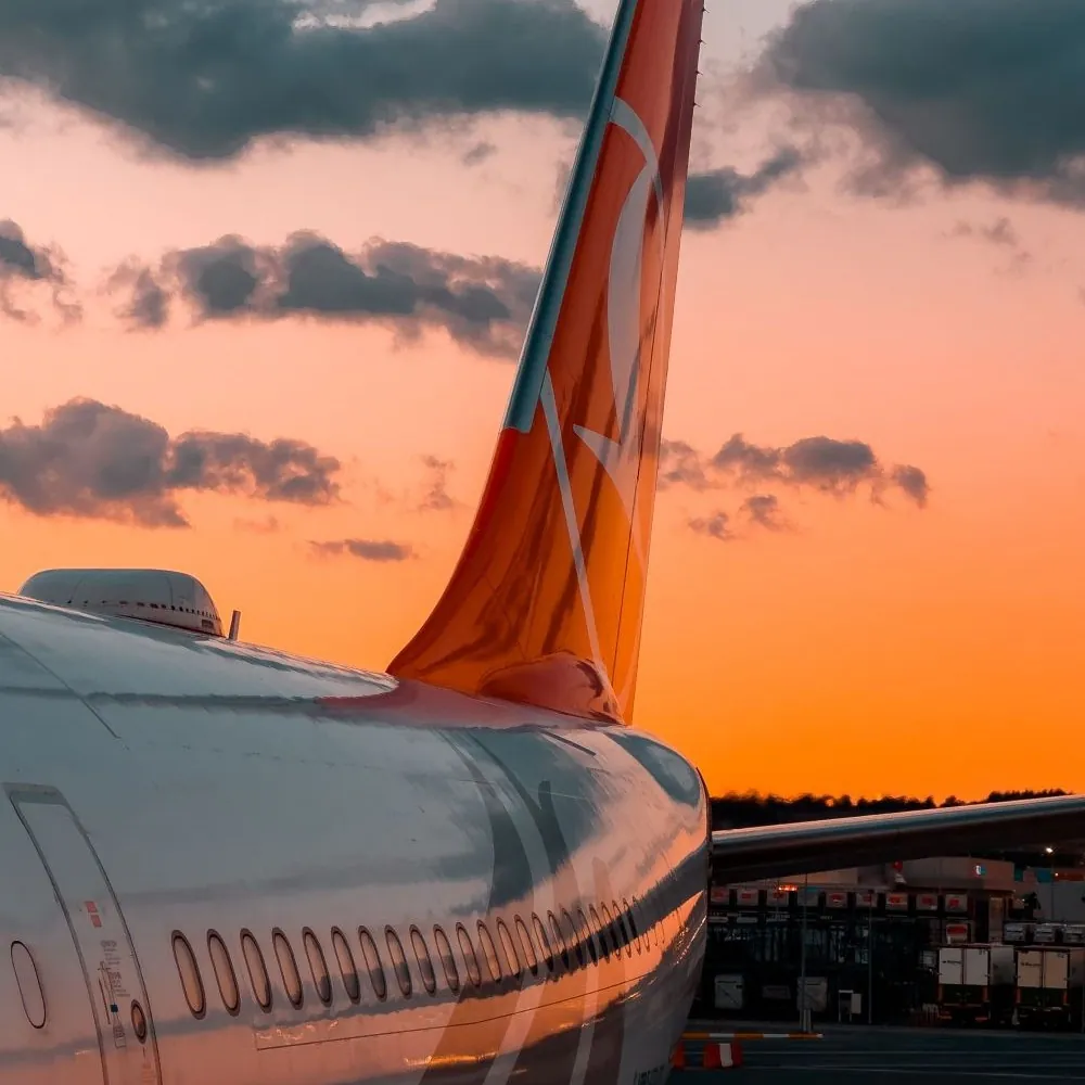 oranje zonsondergant vanuit vliegtuig