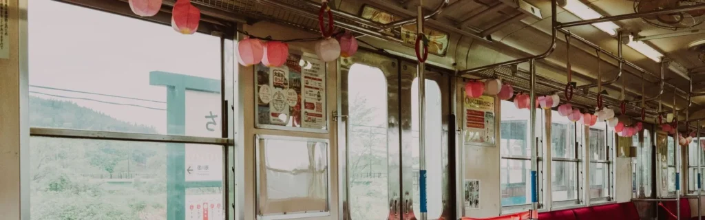 Interrail als student met een backpack in de trein