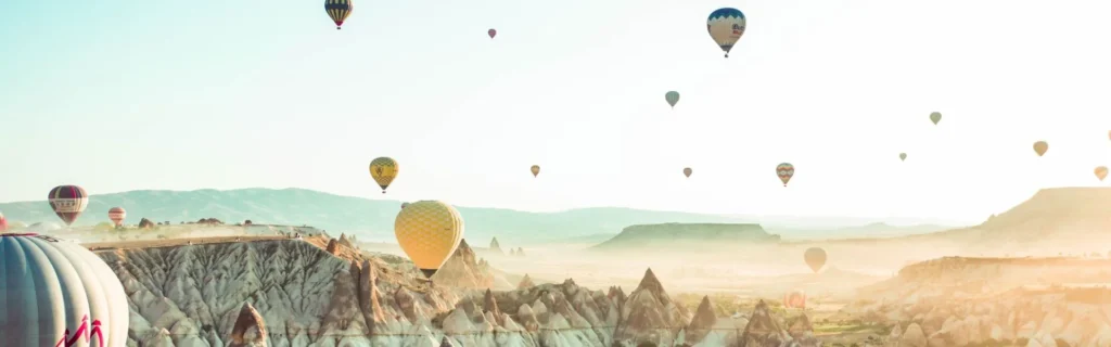 zonnig gebergte met luchtballonnen
