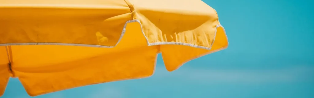 gele parasol met blauwe lucht